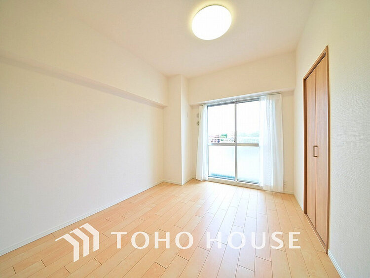 内装 採光もある洋室は、くつろぎのひと時を過ごすのにぴったり