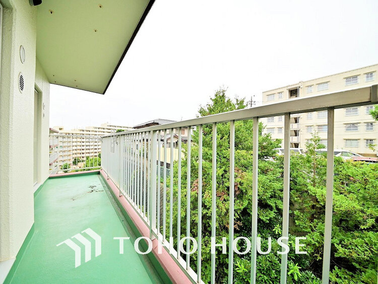 バルコニー 日当たりの良いバルコニーで晴れの日の洗濯物も楽しみになりますね