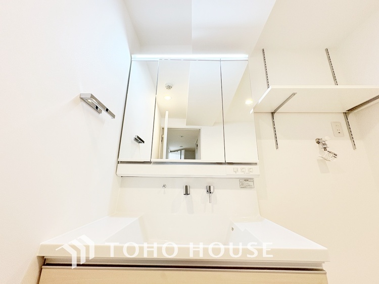洗面 【WASHROOM】◆快適◆煌びやかな暮らしの中にも忘れたくない快適さ。大きな収納が助けてくれます。