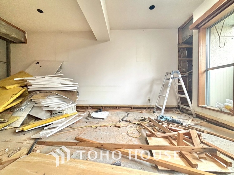 内装 【改装中】居心地のいい暮らしには欠かせない眩い採光。ゆったりとした幅の窓からこの空間に降り注ぐ採光が絶えない。明るいリビングこそ居心地のいい暮らしが待っているのだと思う。