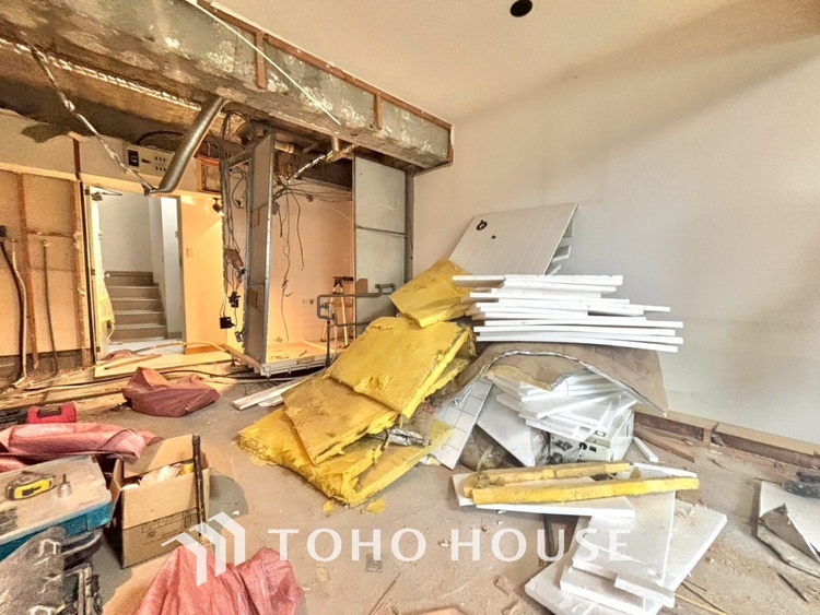 内装 【改装中】叶えたかったのは落ち着きのあるナチュラルな風合い、そして開放感があるリビング。優雅な気分に浸れる幸せな時間を家族が自然と集まりたくなるこの空間で。