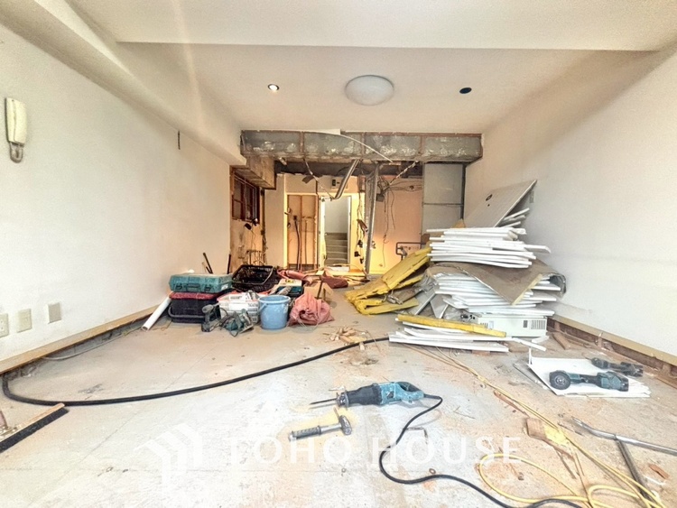 内装 【改装中】◆サンサンと◆差し込む太陽の光がこのリビングに笑いをもたらす。ソファの上のクッションがポカポカした暖気にぬくぬくと微睡んでいる。