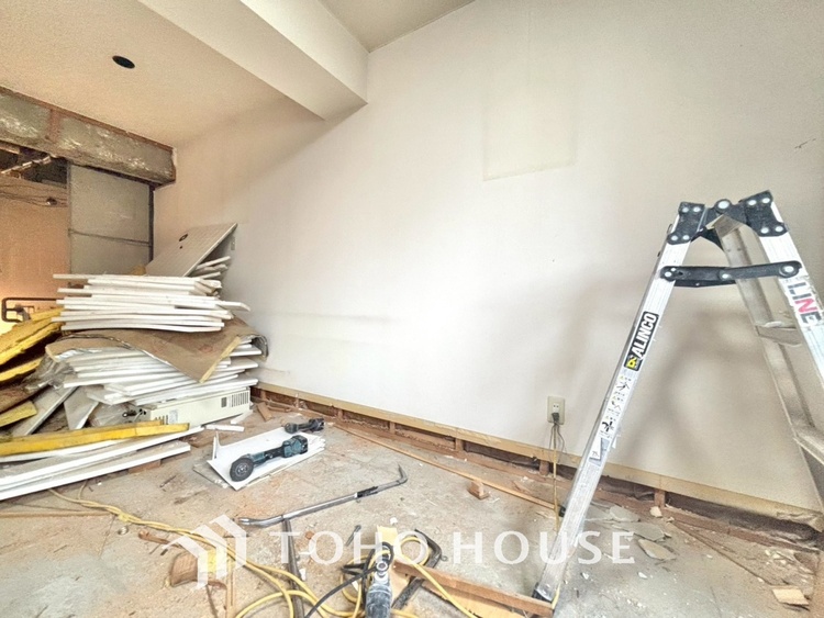 内装 【改装中】使いやすく、明るい洋室に仕上がります。子供部屋や趣味のお部屋にご利用できます。ご自身で家具などを配置し、素敵な空間を創り上げられます。