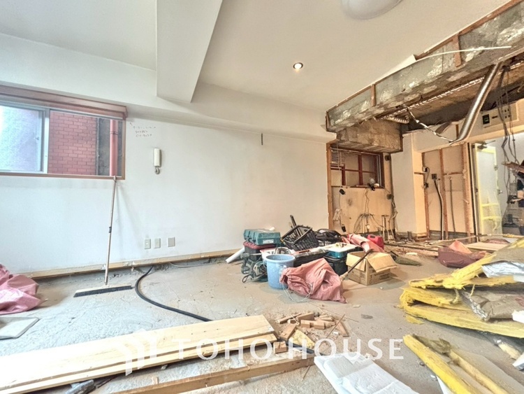 内装 【改装中】ここはみんなが集い、食事と楽しい会話が始まる場所。話に夢中になりすぎて、ついつい時を忘れ、夜半過ぎになってしまう。そんな束の間の幸せを感じさせてくれます。