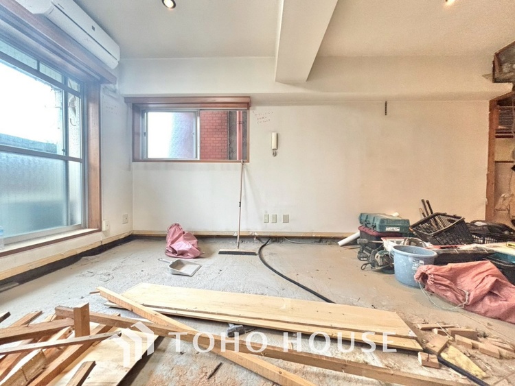 内装 【改装中】「想像していた以上に広い」が写真を撮っているときの感想です。家事動線に配慮したプランによりご家族がくつろげる明るく広い空間が確保できました。