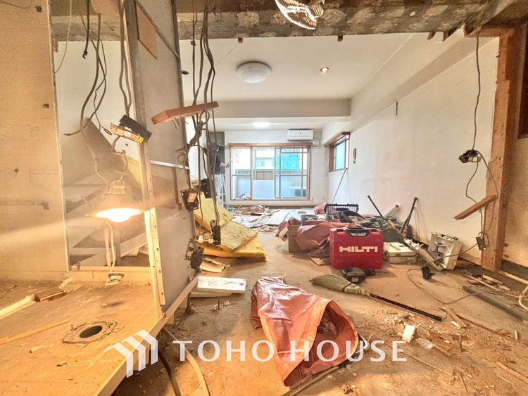 キッチン 【改装中】手元の収納から、足元の収納までが全てスライド式で、奥のスペースまで有効に活用できます。奥まで上から見渡せるので、たまにしか使わない調理器具もサッと取出せます。