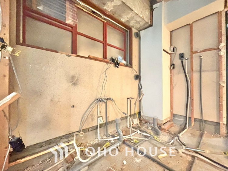 キッチン 【改装中】キッチンは家族の絆を育む大切な空間。シンプルで使い易いシステムキッチンで愉しく作る料理は愛情のある美味しいご馳走に。家族で使えるダイニングキッチンです。