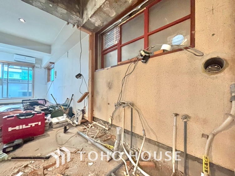 キッチン 【改装中】毎日料理をする、料理が好き、家族が多くて量を作る必要がある、等の方々にとっては必須の3口コンロ。同時進行で効率アップはもちろん鍋を移動する回数が減り、無駄な動きを軽減することが出来ます。