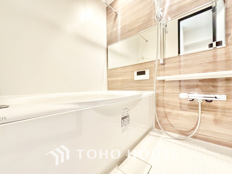 風呂 【浴室】《一日の疲れを落としてくれる場所は、落ち着く場所でなければならない》　高級感溢れるカラーと大きさ・柔らかな曲線で構成された半身浴も楽しめるバスタブが心地よさをもたらします。