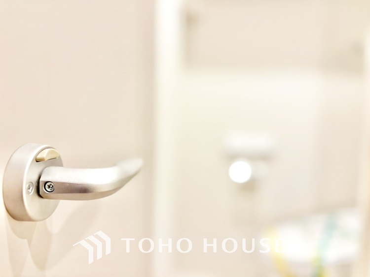 トイレ 清潔感あるホワイト調のクロスと温もり溢れるモダンカラーの床材が見事に調和した本邸宅は、毎日の生活を少しでも快適に過ごして頂ける様に落ち着いた雰囲気作りから行っています。