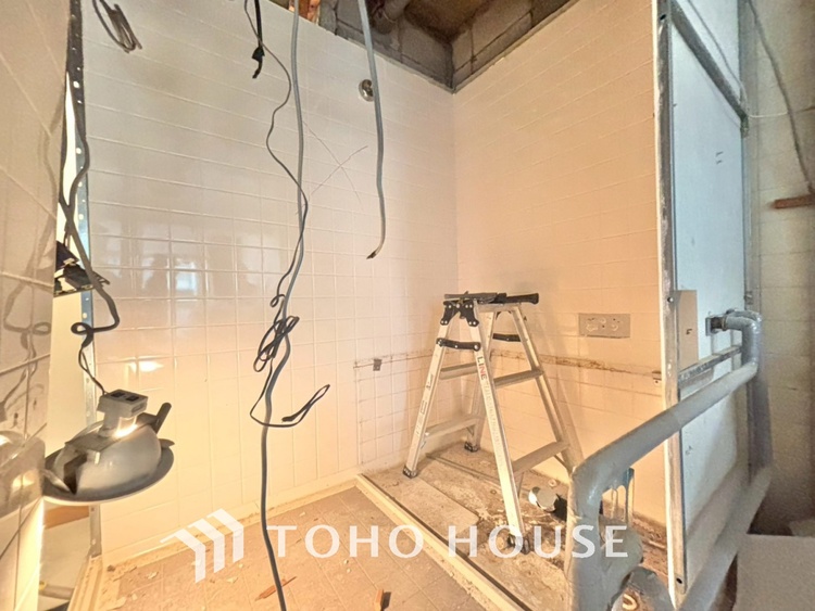 風呂 【改装中】【浴室】《一日の疲れを落としてくれる場所は、落ち着く場所でなければならない》　高級感溢れるカラーと大きさ・柔らかな曲線で構成された半身浴も楽しめるバスタブが心地よさをもたらします。