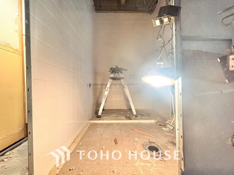 トイレ 【改装中】清潔感あるホワイト調のクロスと温もり溢れるモダンカラーの床材が見事に調和した本邸宅は、毎日の生活を少しでも快適に過ごして頂ける様に落ち着いた雰囲気作りから行っています。