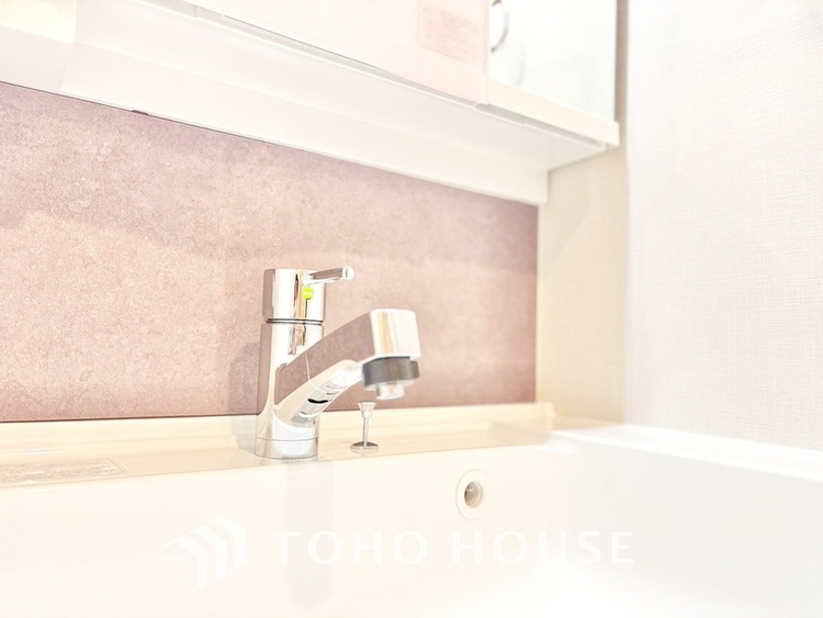 洗面 気持ちの良い朝をつくりだし、夕方には笑顔を取り戻させてくれるミラー。パウダールームはいつでも本来の自分を取り戻せる空間。明るく仕上げてあります。