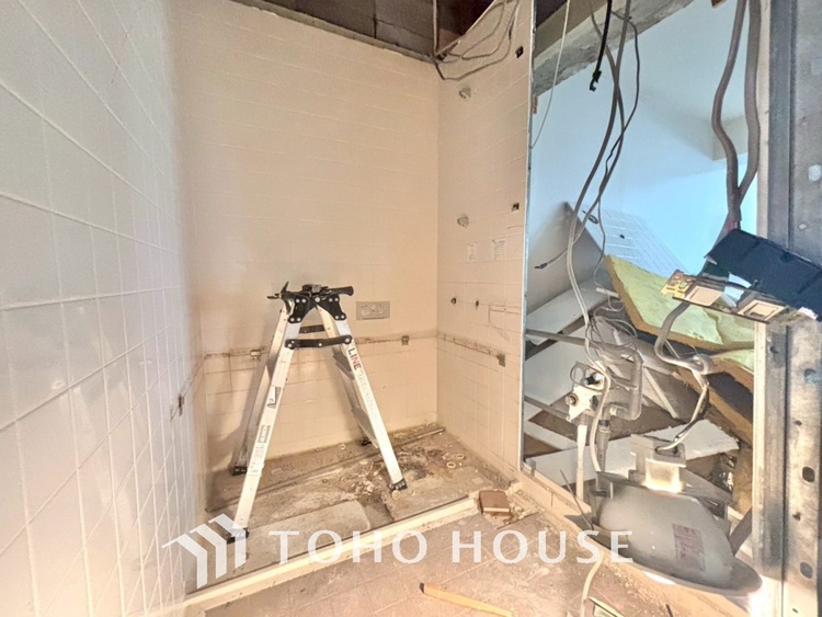 洗面 【改装中】気持ちの良い朝をつくりだし、夕方には笑顔を取り戻させてくれるミラー。パウダールームはいつでも本来の自分を取り戻せる空間。明るく仕上げてあります。