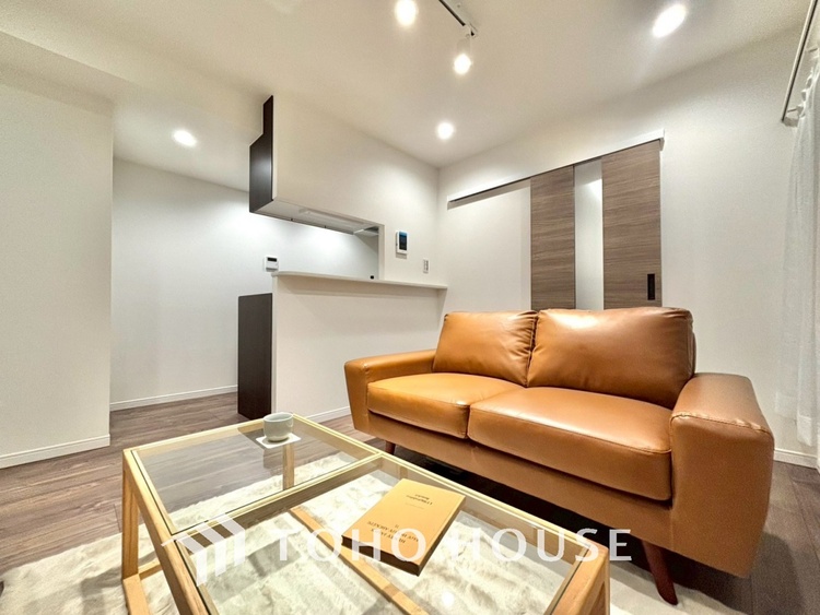 内装 忙しい朝でも、しっかり家族が揃って食事をして頂けるゆとりある大きさのダイニングスペース。リビングと和室の続き間は急な来客時になど使い勝手が良いです