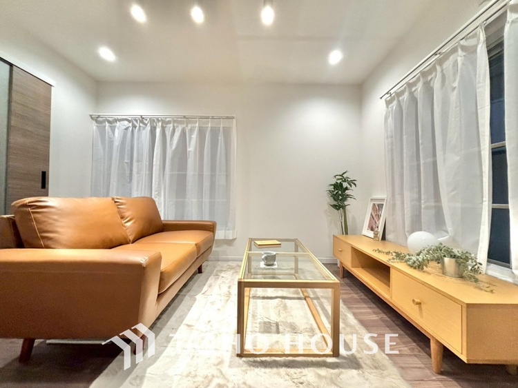 内装 居心地のいい暮らしには欠かせない眩い採光。ゆったりとした幅の窓からこの空間に降り注ぐ採光が絶えない。明るいリビングこそ居心地のいい暮らしが待っているのだと思う。