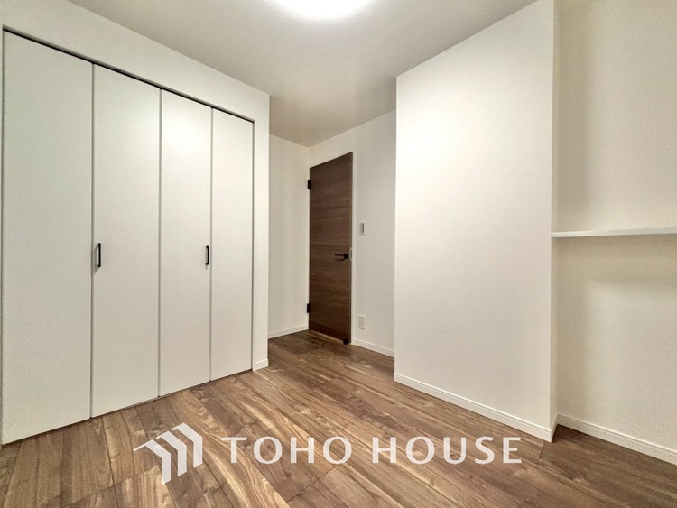 内装 風の通り道。舞い込んでくる風が優しく躍り、室内に爽やかな空気を運んでくる。そこに季節の息吹を感じて、いまがどんな季節なのかを実感する。