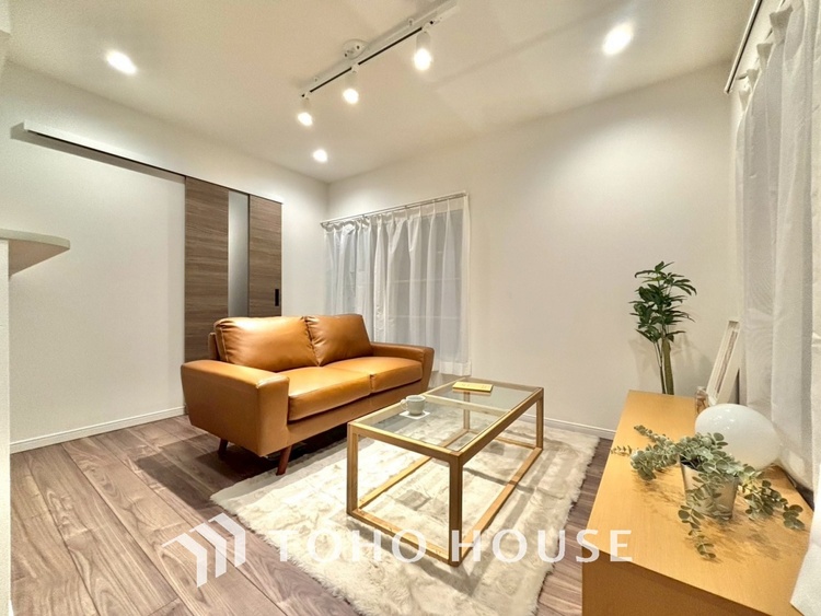 内装 ◆サンサンと◆差し込む太陽の光がこのリビングに笑いをもたらす。ソファの上のクッションがポカポカした暖気にぬくぬくと微睡んでいる。