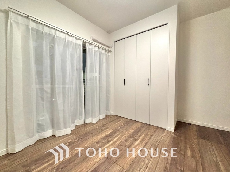 内装 使いやすく、明るい洋室に仕上がります。子供部屋や趣味のお部屋にご利用できます。ご自身で家具などを配置し、素敵な空間を創り上げられます。