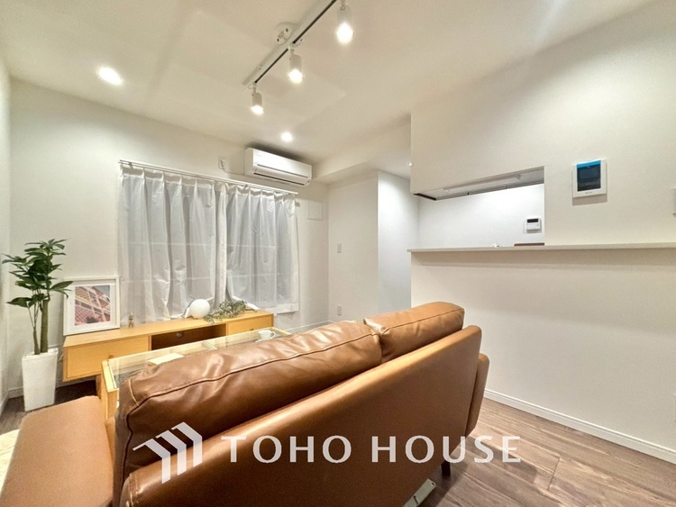 内装 ここはみんなが集い、食事と楽しい会話が始まる場所。話に夢中になりすぎて、ついつい時を忘れ、夜半過ぎになってしまう。そんな束の間の幸せを感じさせてくれます。