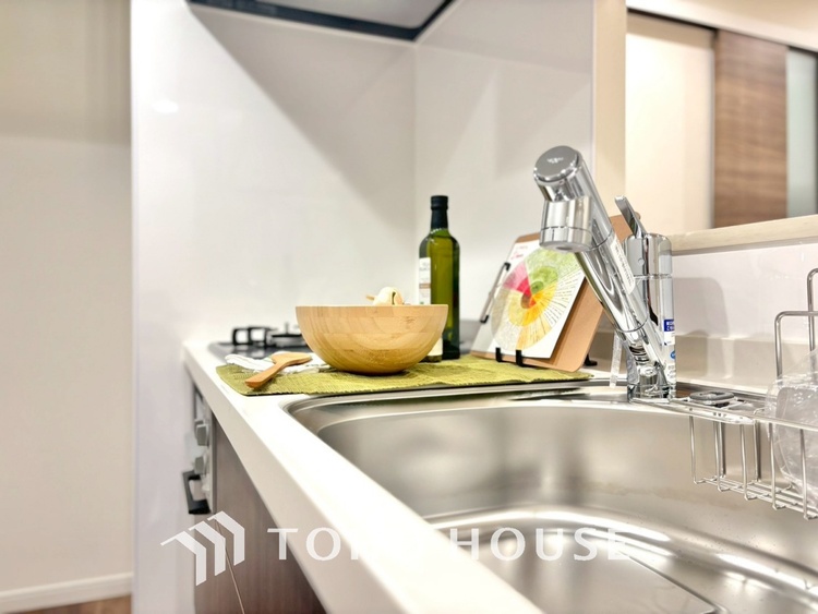 キッチン 手元の収納から、足元の収納までが全てスライド式で、奥のスペースまで有効に活用できます。奥まで上から見渡せるので、たまにしか使わない調理器具もサッと取出せます。