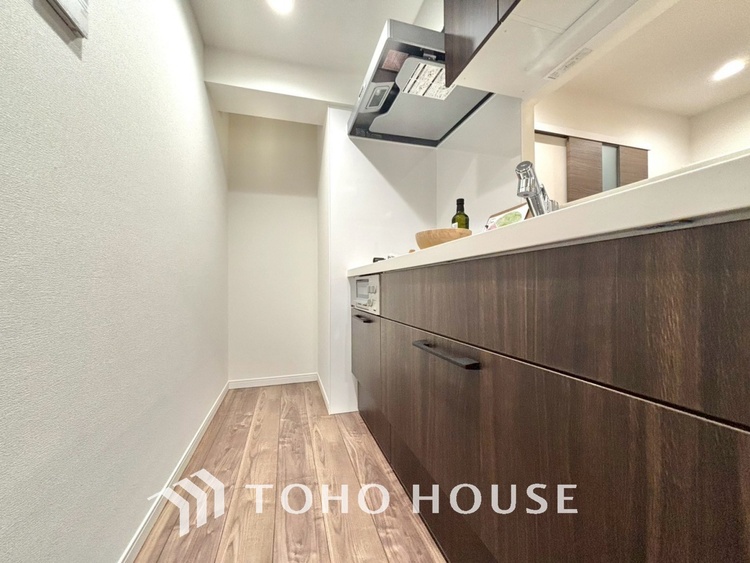 キッチン ◆愛育◆キッチンは家族の絆を育む大切な空間。シンプルで使い易いSystemKitchenで愉しく作る料理は愛情のある美味しいご馳走に。家族で使える広々としたダイニングキッチンです。