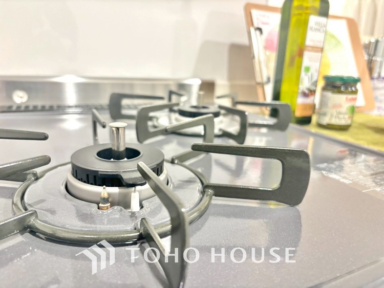 キッチン キッチンは家族の絆を育む大切な空間。シンプルで使い易いシステムキッチンで愉しく作る料理は愛情のある美味しいご馳走に。家族で使えるダイニングキッチンです。