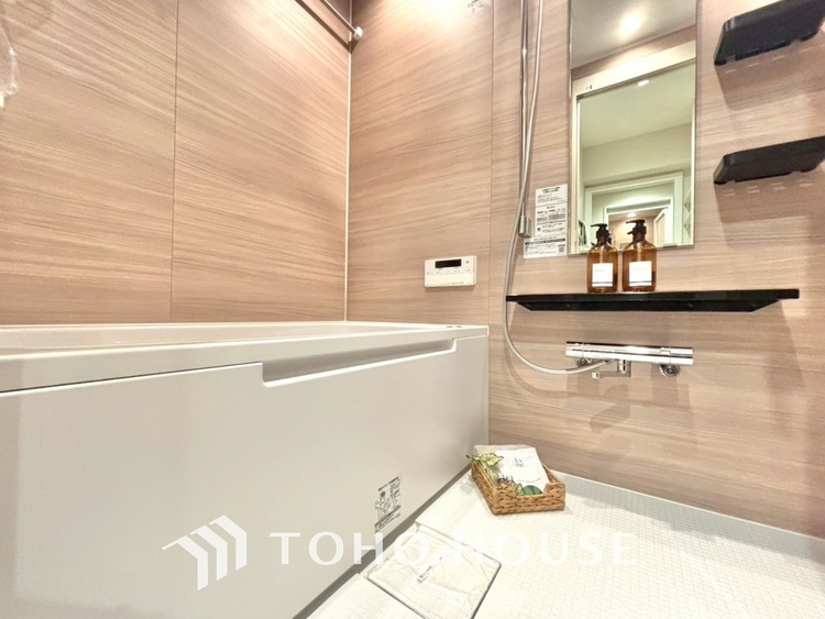 風呂 【浴室】《一日の疲れを落としてくれる場所は、落ち着く場所でなければならない》　高級感溢れるカラーと大きさ・柔らかな曲線で構成された半身浴も楽しめるバスタブが心地よさをもたらします。