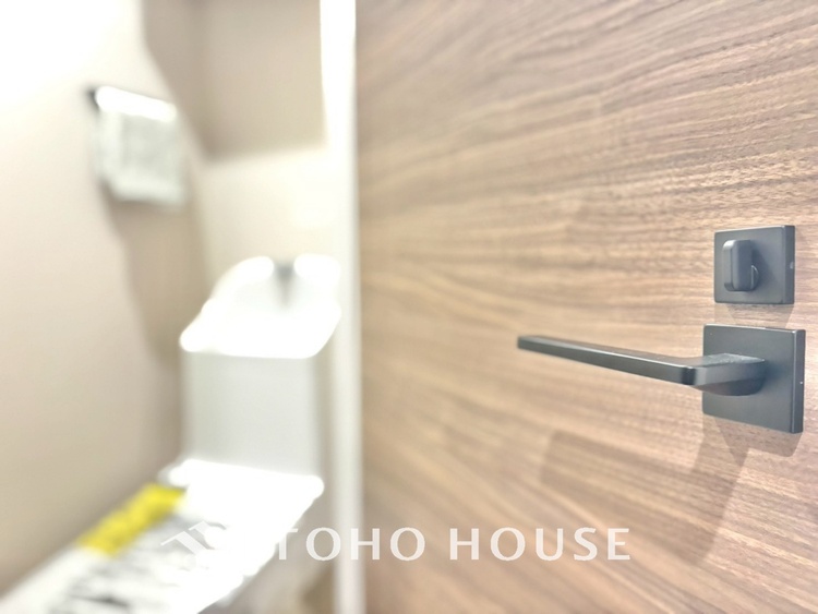 トイレ 清潔感あるホワイト調のクロスと温もり溢れるモダンカラーの床材が見事に調和した本邸宅は、毎日の生活を少しでも快適に過ごして頂ける様に落ち着いた雰囲気作りから行っています。