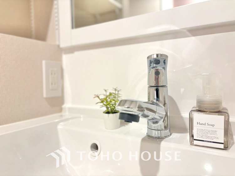 洗面 気持ちの良い朝をつくりだし、夕方には笑顔を取り戻させてくれるミラー。パウダールームはいつでも本来の自分を取り戻せる空間。明るく仕上げてあります。