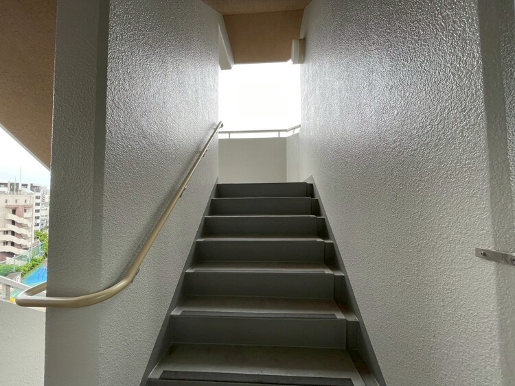 設備 共用部の階段です。明るく清潔に管理されています。