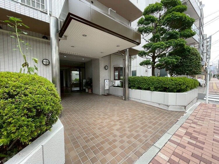 エントランス 綺麗に整備されており、行き届いた管理体制をうかがわせます。