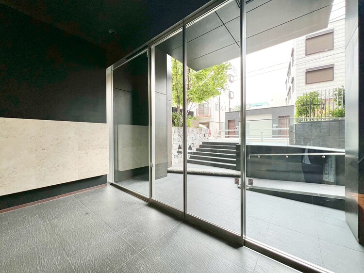 エントランス 綺麗に整備されており、行き届いた管理体制をうかがわせます。