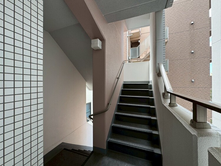 その他 共用部の階段です。明るく清潔に管理されています。