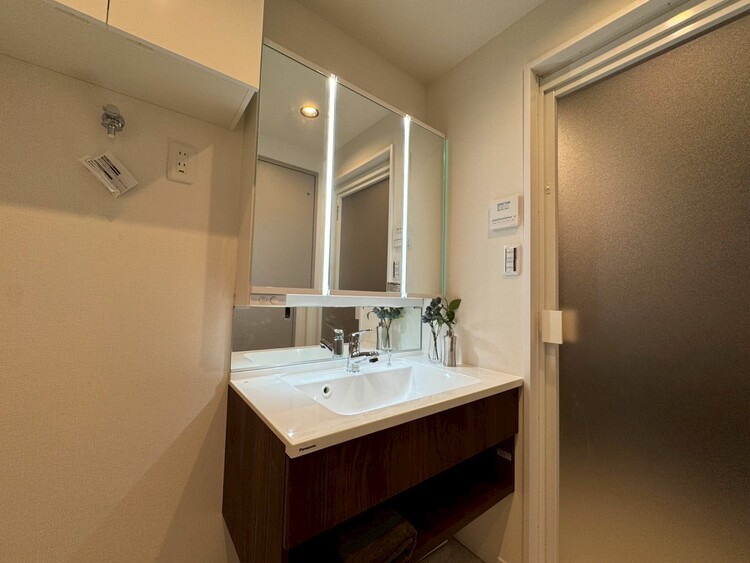 その他 清潔感を感じられる洗面化粧台。