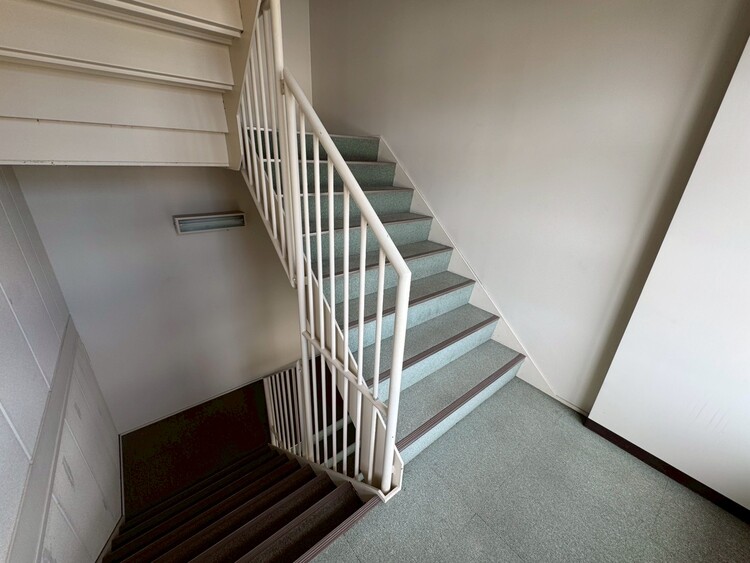 その他 共用部の階段です。明るく清潔に管理されています。