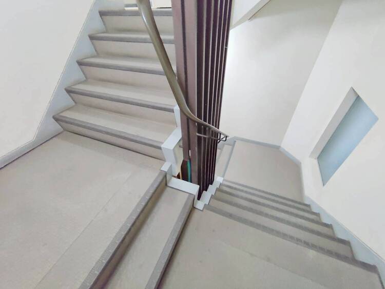 その他 共用部の階段です。明るく清潔に管理されています。