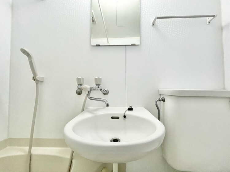 その他 清潔感を感じられる洗面化粧台。※リフォーム前の写真です。