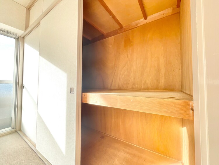 その他 収納スペースが付いていて、お部屋を広く使っていただけます。※リフォーム前の写真です。