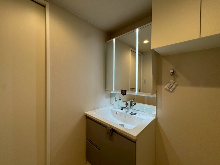 その他 清潔感を感じられる洗面化粧台。
