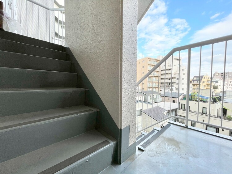 その他 共用部の階段です。明るく清潔に管理されています。