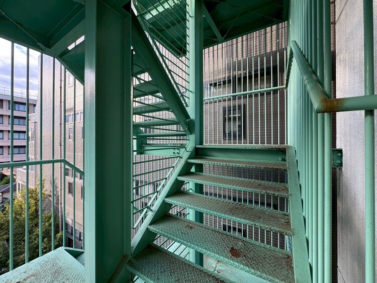 その他 共用部の階段です。明るく清潔に管理されています。