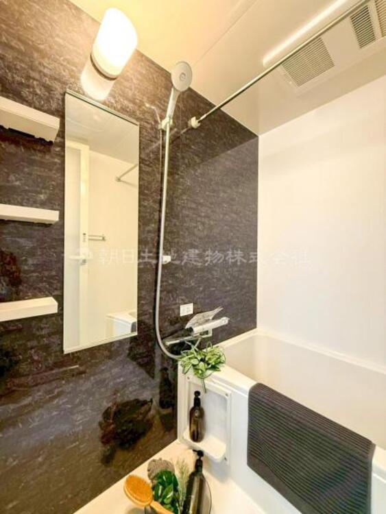 風呂 ゆったりと寛げる広々バスで足を伸ばしてリラックス。　最新のユニットバスは設備も充実です。