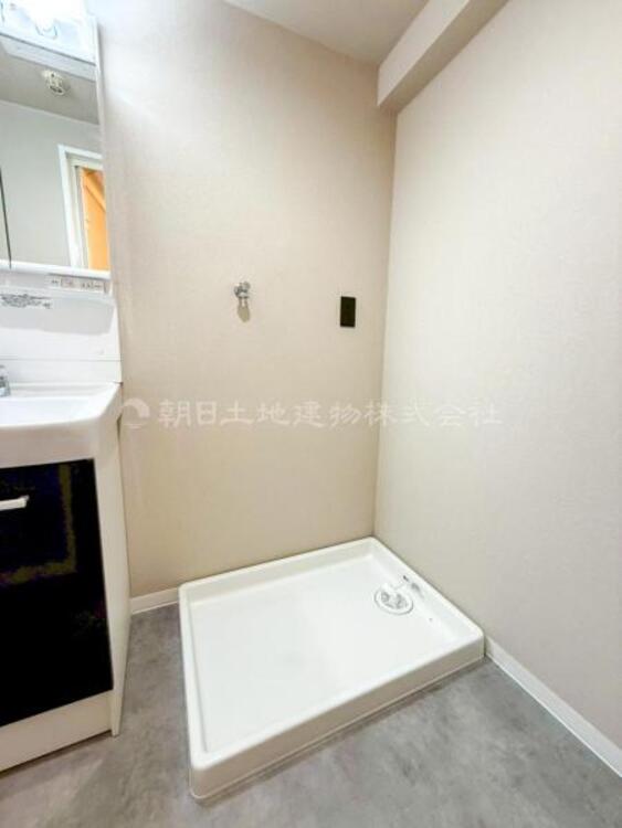 洗面 ストレスフリーな広いランドリースペース。大きな洗濯機乾燥機もしっかりとおけます。