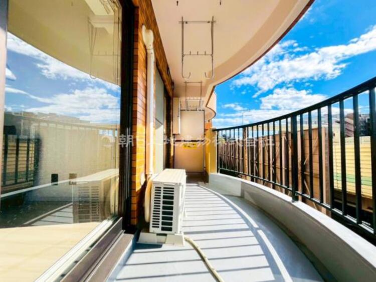 バルコニー 太陽の光と爽やかな風でお洗濯物は気持ちいいです。