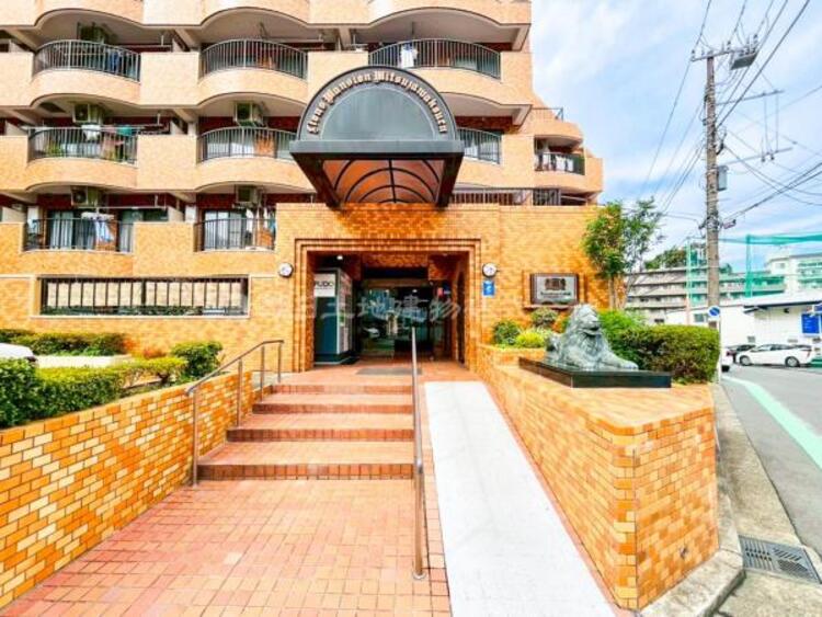 エントランス 重厚感の溢れるエントランスはマンションの顔！帰宅時、来客時に誇れる空間を演出します！