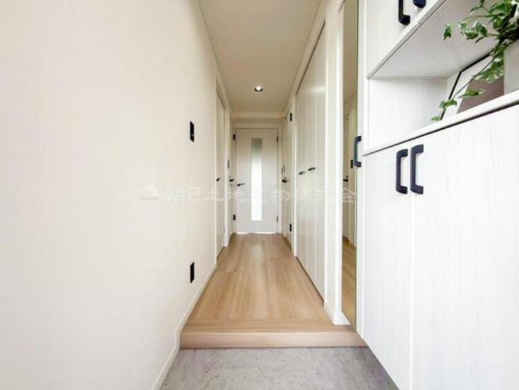 その他 お出かけの際に小さなお子様のいるご家庭でもゆったりと靴を履かせて上げることができます。