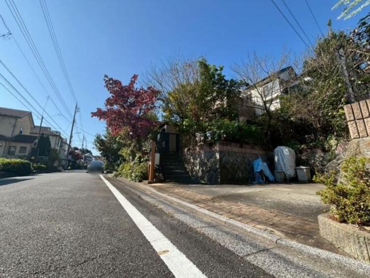 外観 前面道路も広く、圧迫感がないです。