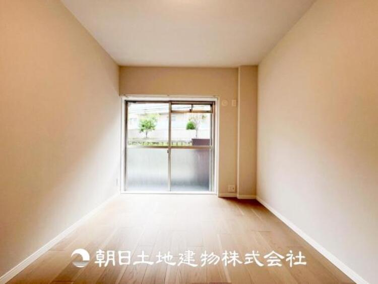 内装 【居室】大切な家族一人ひとりの大切な個別空間。趣味・感性で個性的に飾って頂けるようシンプルに仕上げてあります。自分時間を充実させながら心豊かなひとときを過ごすための大切な空間。