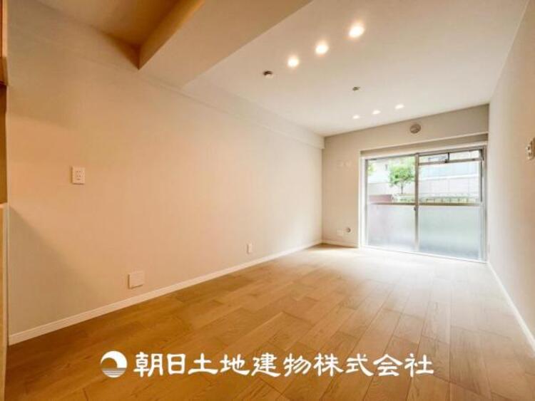 居間 【リビング】1日の中で最も長い時間を過ごすことになるリビングだからこそ、いつも笑顔があふれる空間であるように。広々とした空間から幸せな未来を。